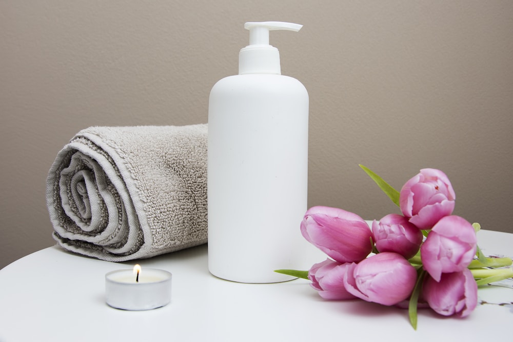 Spa bakımında krem tonlu havlu ve ürünler